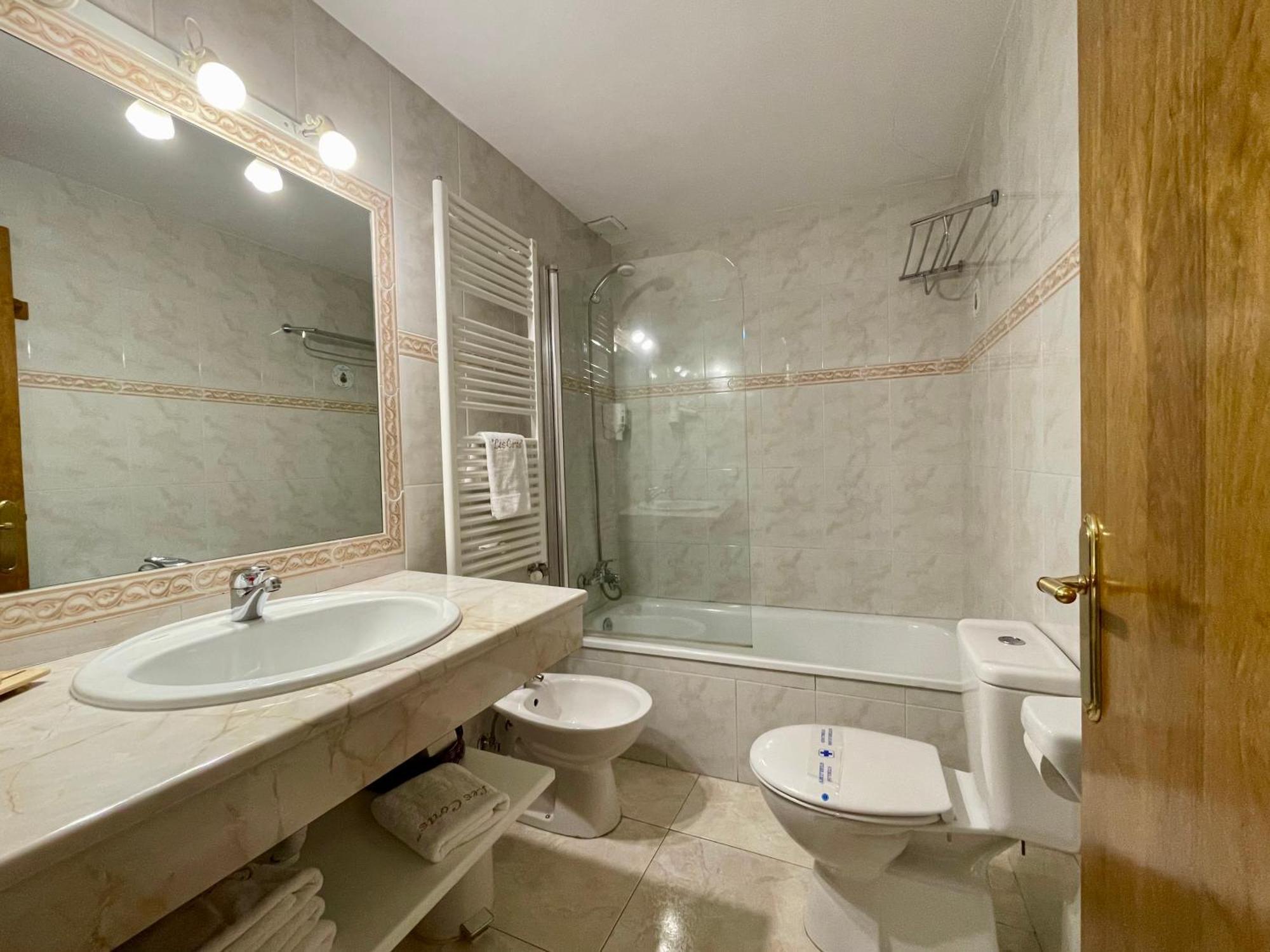 Aparthotel Les Corts Llivia Exterior foto
