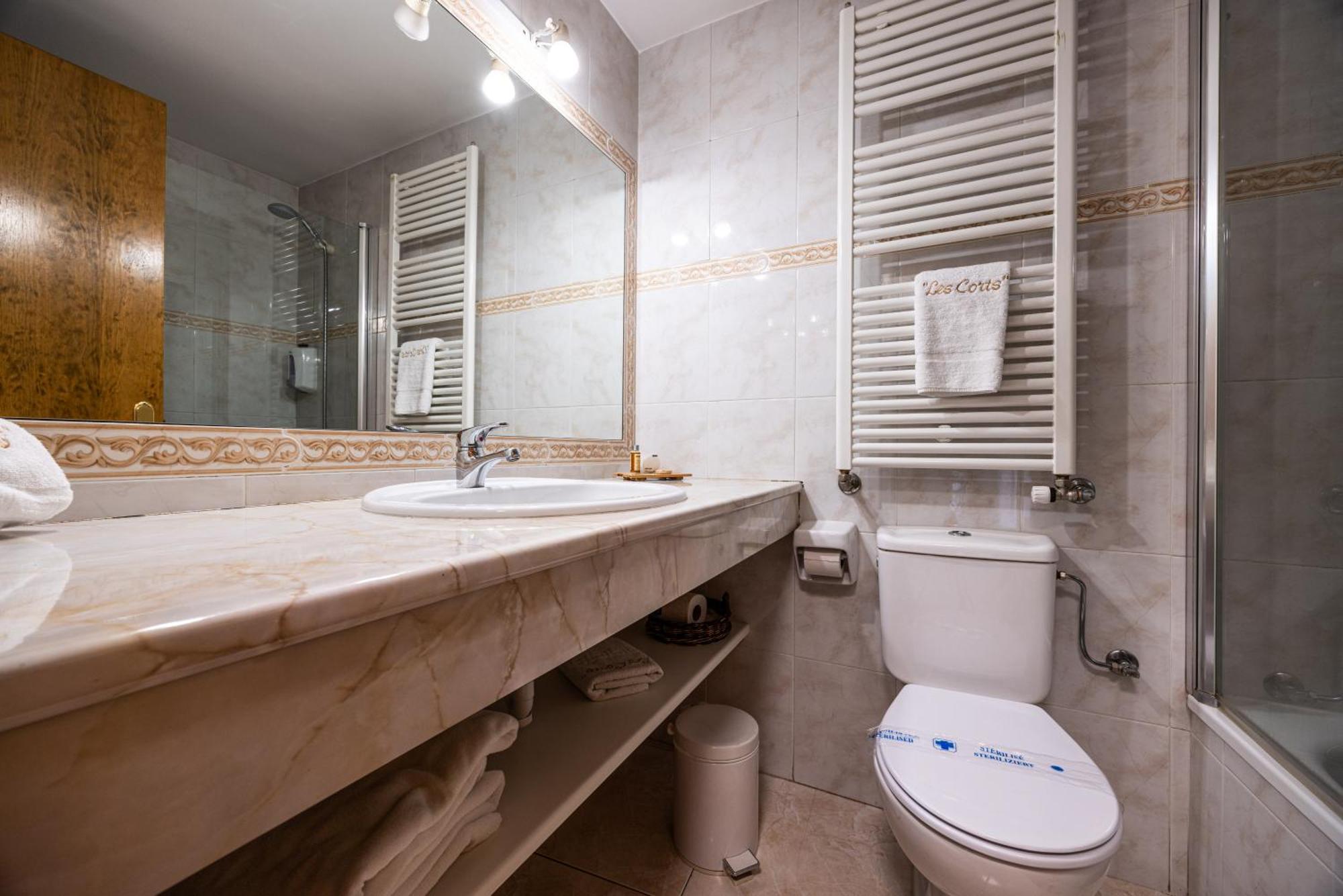 Aparthotel Les Corts Llivia Exterior foto